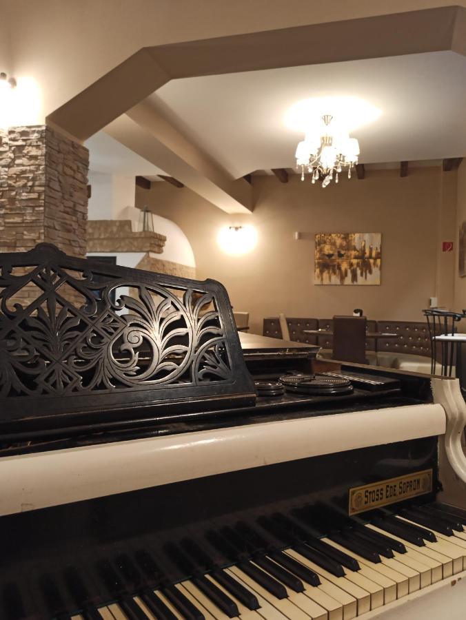 Eden Lounge Restaurant & Pension Veresegyház Eksteriør billede
